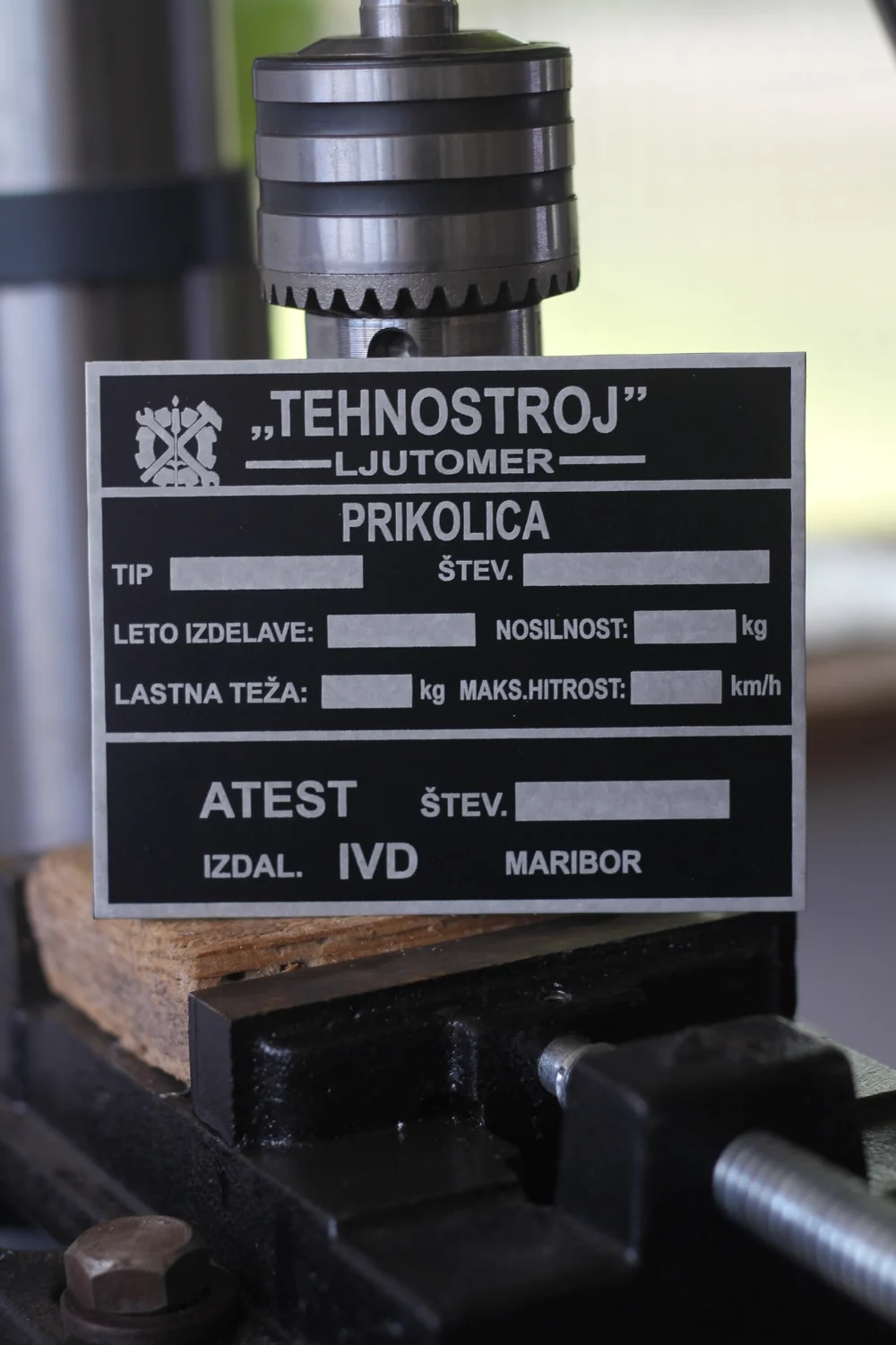 Tehnostroj Ljutomer pločica za prikolicu izrađena u Graviraj.rs radionici